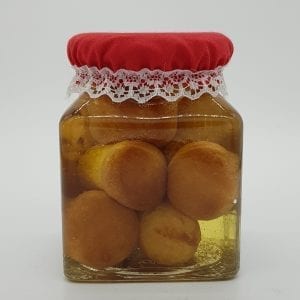 Baba rum het zuid Italiaanse retro dessert