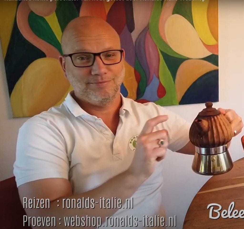 Italiaanse koffie percolator van hout getest door Ronalds Italië