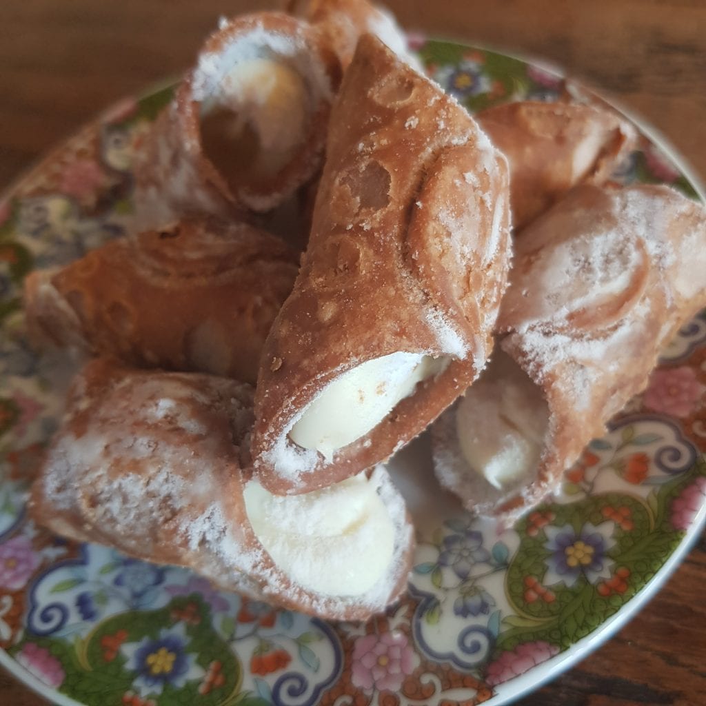 Siciliaanse cannoli met witte chocolade Italiaanse delicatesse