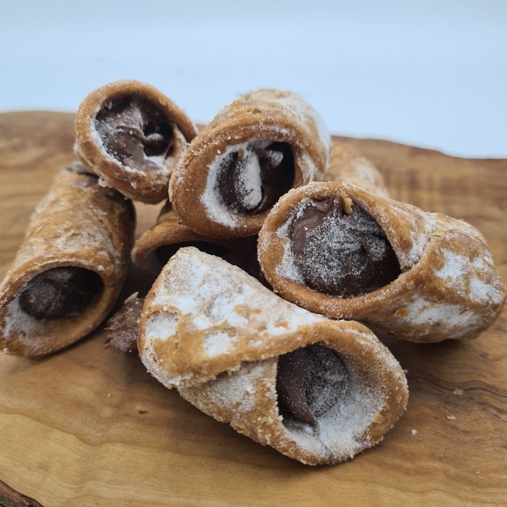 siciliaanse cannoli met hazelnoot vulling