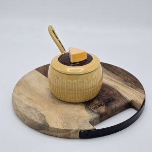 Parmigiano Reggiano potje met lepel.